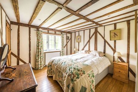 A charming character family home tucked away on the edge of Speldhurst village. - Photo 5