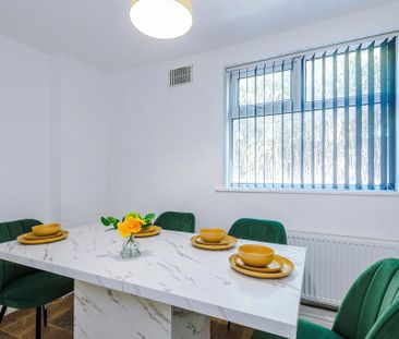 4 bedroom end of terrace house to rent - Photo 5