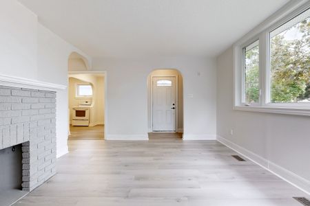 For Lease - 38 St David Street, Kawartha Lakes, Ontario - Photo 4