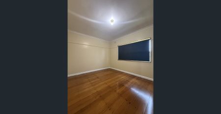 Charming 2 Bedroom Home: Perfectly Located Near Costco and Transport! - Photo 4