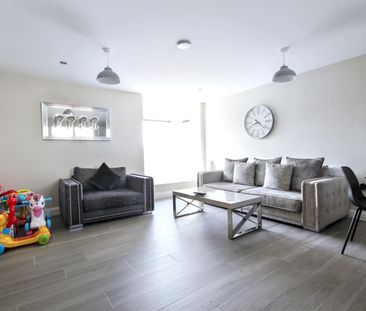2 Bedroom Flat / Apartment to let - Photo 2