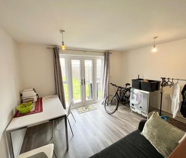 1 bedroom in a flat share to rent - Photo 5