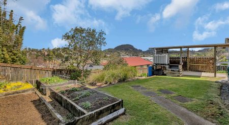 Three Bedroom Family Home with Scenic Views - Photo 3