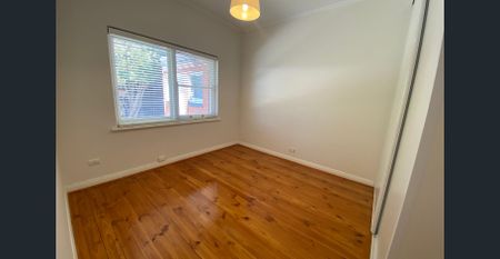 Sunlit, spacious, detached homette-style unit with private rear courtyard & ducted air conditioning. - Photo 5