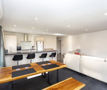 Spacious and private 3-bedroom family home! - Photo 5