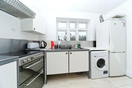 1 bedroom in a house share to rent - Photo 4