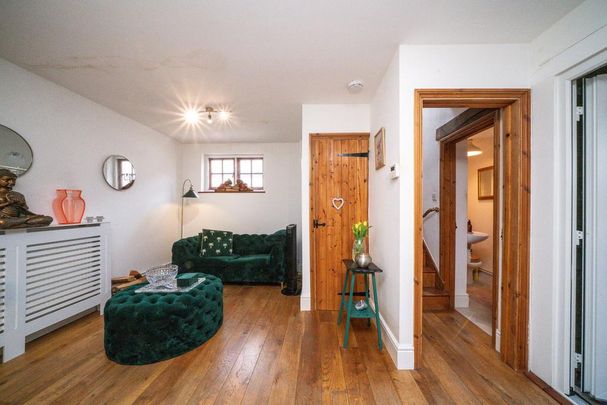 1 bedroom barn conversion to rent - Photo 1