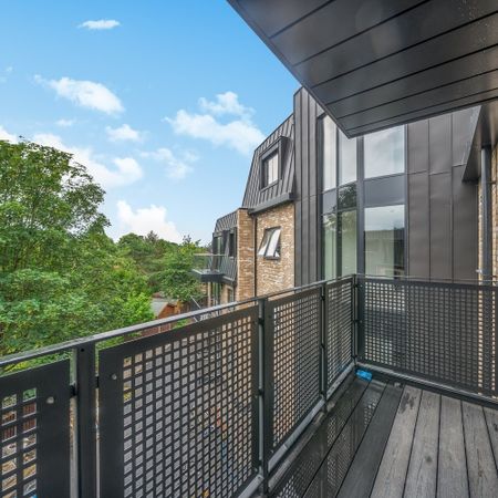 Flat to rent - Bourne Way, Bromley, BR2 - Photo 4