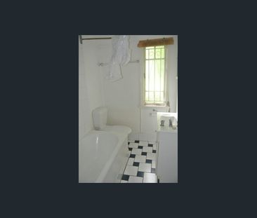 Character art deco unit in fantastic location - Photo 5