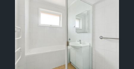 Spacious top floor apartment with harbour views - Photo 4