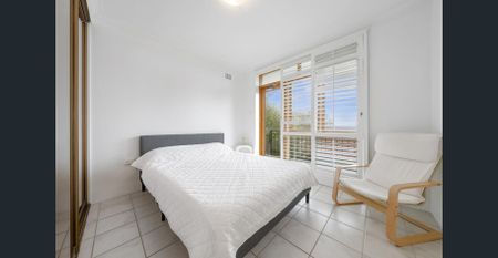 Immaculate spacious apartment boasting stunning ocean views. - Photo 2