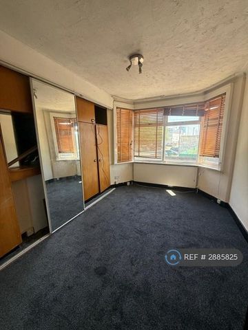 4 bedroom terraced house to rent - Photo 3