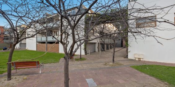 Charming Modern Townhouse in the Heart of Adelaide ! - Photo 3