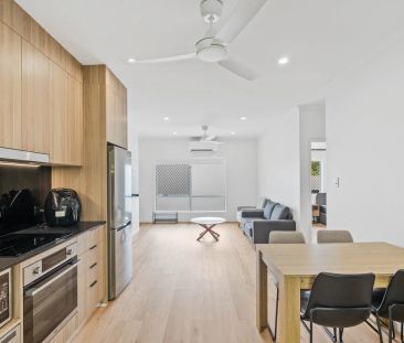 Furnished, modern, two bedroom apartment - Photo 1