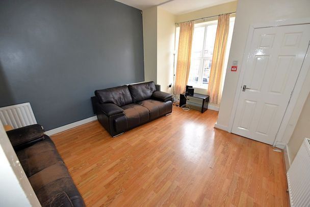 6 bedroom House in Pearson Terrace, Leeds - Photo 1