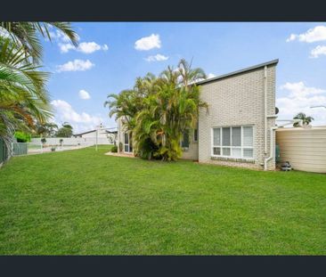 Luxurious and Spacious Family Home with Pool - Beautiful Newport Wa... - Photo 6