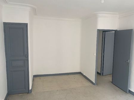 Appartement 3 pièces 73m2 MARSEILLE 1ER 725 euros - Photo 2