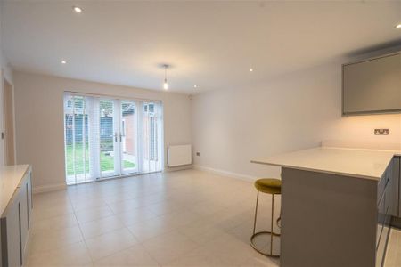 4 bedroom detached house to rent - Photo 4