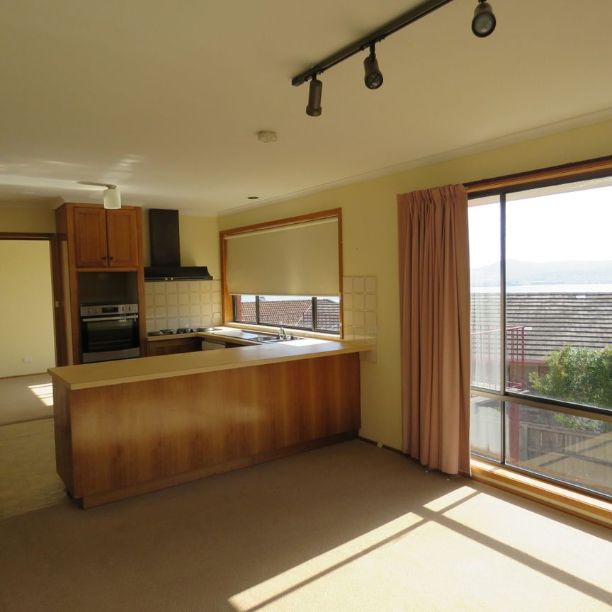 Sunny 3 bedroom home in Sandy Bay! - Photo 1