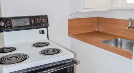 BEDSIT UNIT - Photo 2