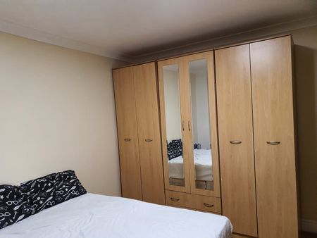 6 Bed Semi-Detached House, St Andrews Road London, E13 - Photo 5