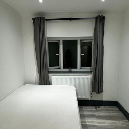 10 Priory court Cheltenham Road Peckham SE15 3BG - Photo 3
