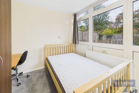 5 bedroom House To Let - Photo 4