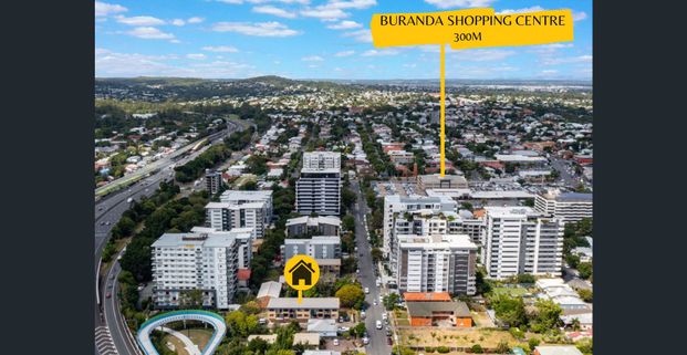 New kitchen and bathroom - Just 280m to Buranda busway station - Photo 1