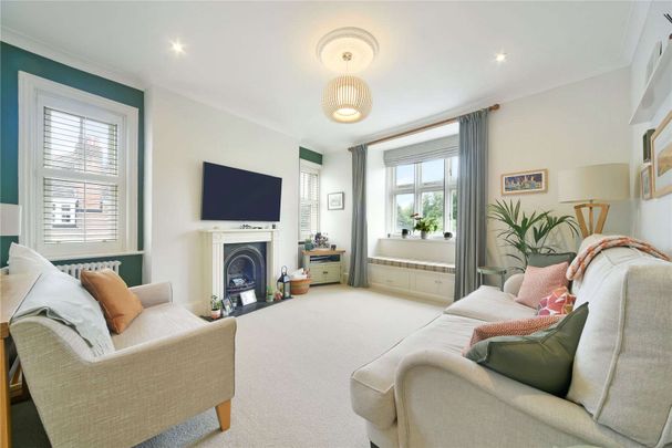 A beautifully presented two bedroom mansion block flat. - Photo 1