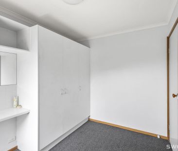 Light filled three bedroom residence in quiet location - Photo 5