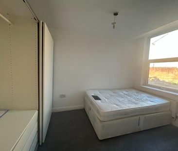 1 bedroom Flat to let - Photo 2