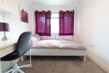 7 Bed Terraced House, Spear Road, SO14 - Photo 4