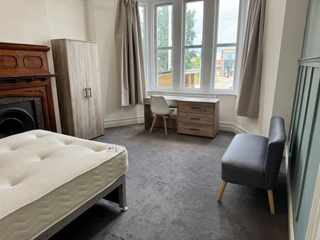 6 Bed Semi-Detached House, Fishponds Road, BS16 - Photo 3