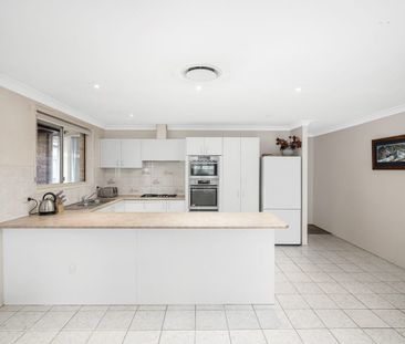 Contemporary Family Living with Space and Comfort - Photo 3