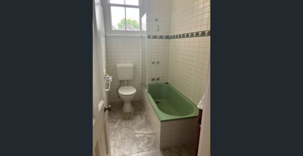 Classic terrace home with natural light and great location. - Photo 1