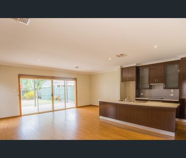 Freshly updated Executive Courtyard Home - Photo 3