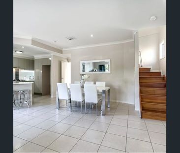 Modern 3-Bedroom, 2-Bathroom Townhouse in Northgate - Photo 3