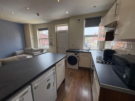 1 bedroom in a house share to rent - Photo 4