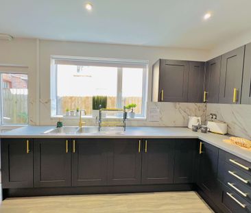 Stunning rooms in centrally located property close to hospital Bedr... - Photo 4