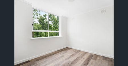 Bright One bedroom in South Yarra - Photo 2