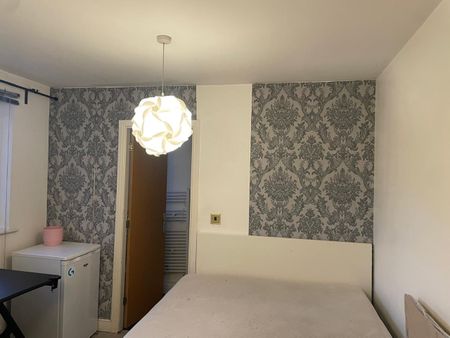 Room in a Shared Flat, Hulme, M15 - Photo 3