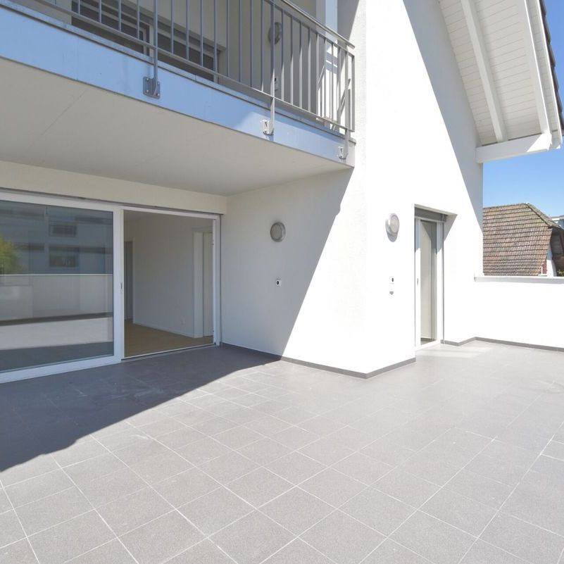Moderne & helle 4.5-Zimmer-Wohnung mit grosser Terrasse - Photo 1