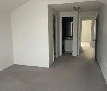 93 Courtney Crescent #Main - Photo 6