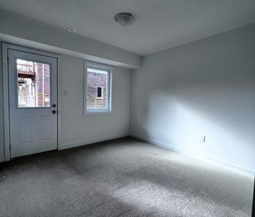 For Lease - 25 Lyall Stokes Circle, East Gwillimbury, Ontario - Photo 3