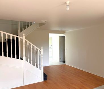 Spacious Townhouse / Freshly Painted - Photo 2