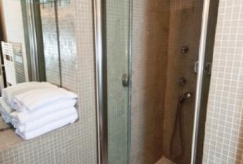 Piazza del Popolo: Lovely, modern 1 bedroom in private Villa. Entrance, spacious living-dining, fully equipped kitchen, bath and private terrace. Parquet floors Air conditioning, bright and silent. rif 364