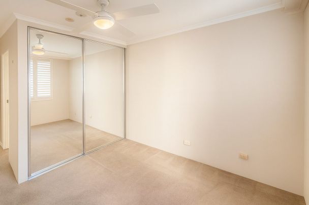 Modern, Spacious & Light-Filled Apartment in Prime Pyrmont Location - Photo 1