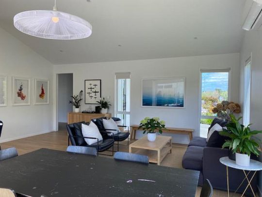 Contemporary family home - Photo 1