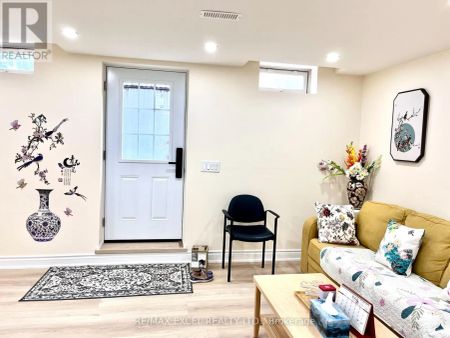 15 LEYBURN AVENUE - Photo 4