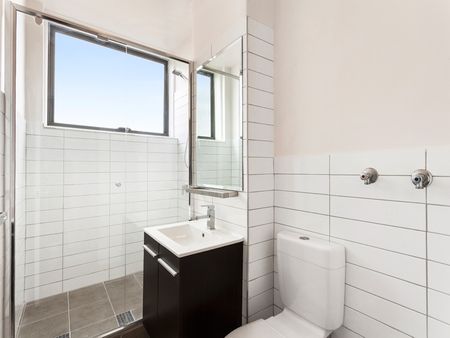 Spacious And Renovated One Bedroom Apartment In Fantastic Location - Photo 5